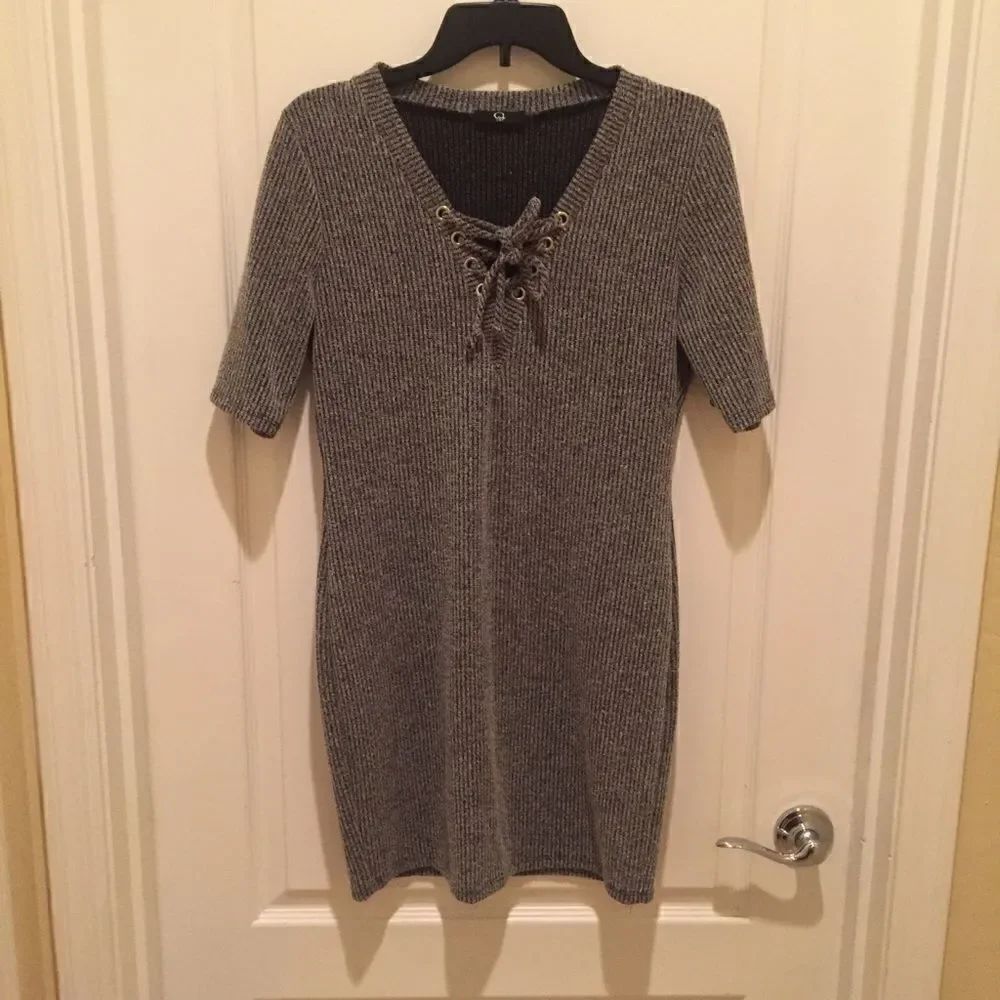 Q Dress with tie front - Picture 2 of 6